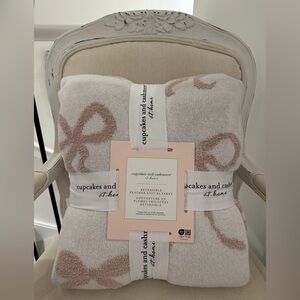 VIRAL Cupcakes and cashmere Reversible Feather Knit bow blanket Queen Size NWT